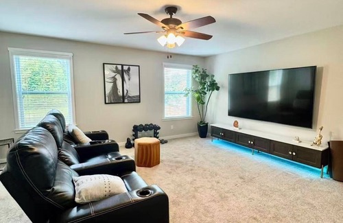 Monroe House | Luxury Golf Comm house w Pond, Pool & Tennis
