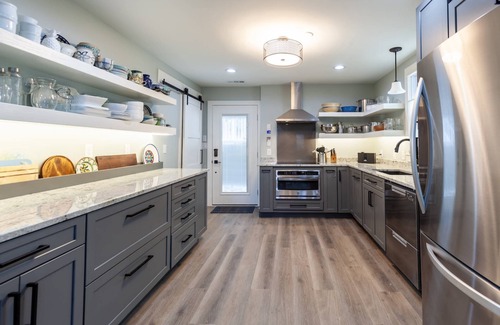 Historic District Apartment | Luxury Gourmet Kitchen with Backyard and Parking at 1st floor Eastport Apartment