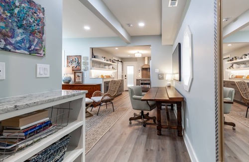 Historic District Apartment | Luxury Gourmet Kitchen with Backyard and Parking at 1st floor Eastport Apartment