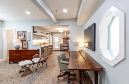 Historic District Apartment | Luxury Gourmet Kitchen with Backyard and Parking at 1st floor Eastport Apartment