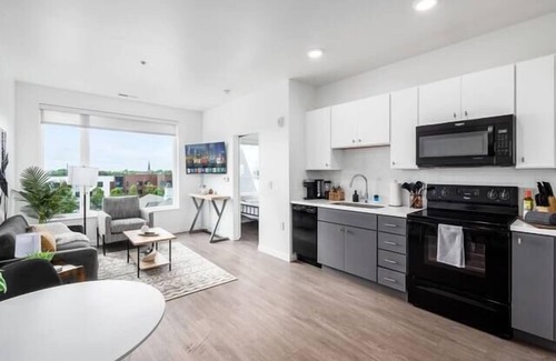 Downtown Columbus Apartment | Luxury Gray & Gold Executive Suite in Heart of Columbus