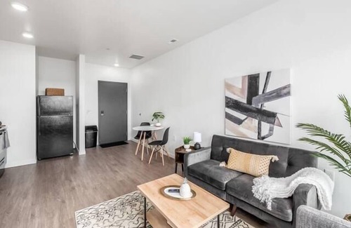 Downtown Columbus Apartment | Luxury Gray & Gold Executive Suite in Heart of Columbus