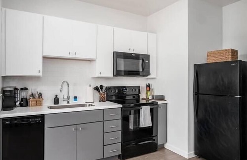 Downtown Columbus Apartment | Luxury Gray & Gold Executive Suite in Heart of Columbus