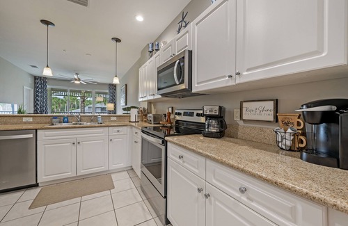Naples Condo | Luxury GreenLinks Condo: Top Rated Golf, Resort Pool,LakeView - close to beaches