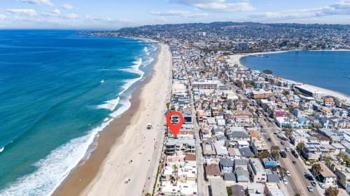 Mission Beach House | Luxury Ground N Oceanfront Unit with Patio Lounge