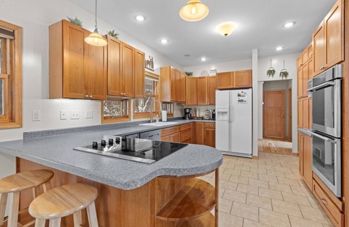 Houghton House | Luxury Group Retreat – Sauna, Hot Tub, Games & Minutes from MTU