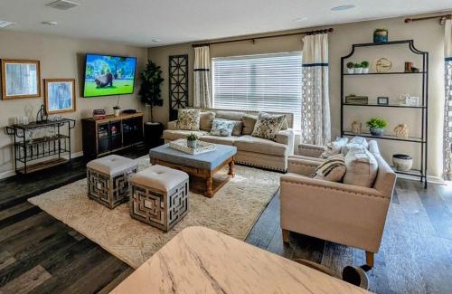 Clermont House | Luxury Groveland Villa with Pool, Grill & Office