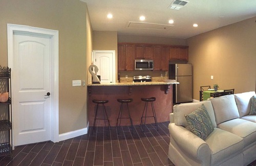 Lakeland House | Luxury Guest House at the Manor w Resort Style Pool Access