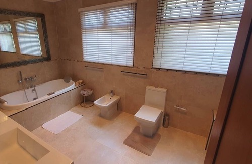 Waverley House | Luxury Guesthouse Co @ ouVrystaatHuis