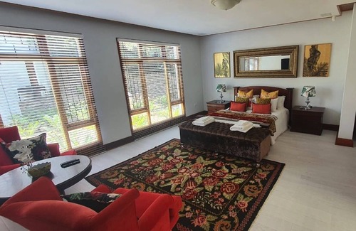 Waverley House | Luxury Guesthouse Co @ ouVrystaatHuis