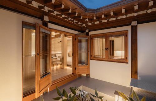 Gahoe-dong Apartment | Luxury Hanok Cottage Lunar