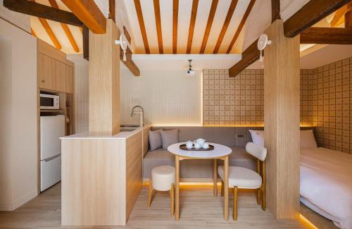 Gahoe-dong Apartment | Luxury Hanok Cottage Lunar