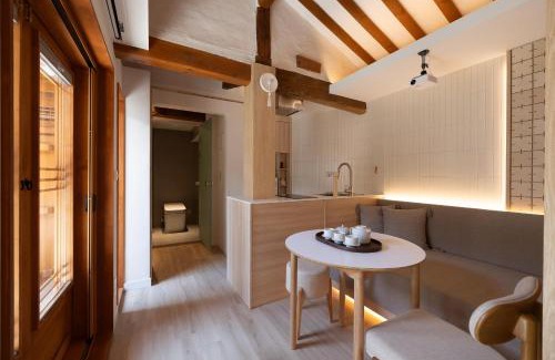 Gahoe-dong Apartment | Luxury Hanok Cottage Lunar