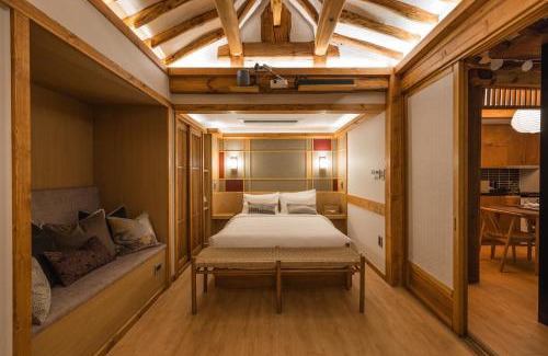 Sajik-dong Villa | Luxury Hanok Scent of moonlight stay