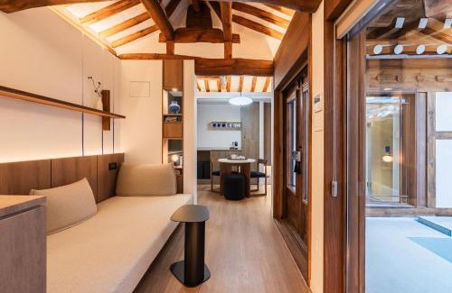Samcheong-dong Apartment | Luxury Hanok Stay Blue Dot