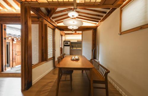 Gahoe-dong Villa | Luxury Hanok Stay Onyou