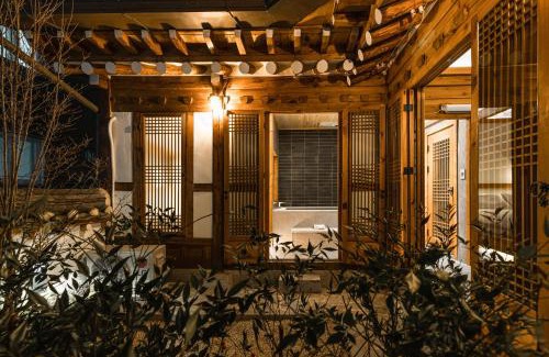 Gahoe-dong Villa | Luxury Hanok Warm Nest Retreat