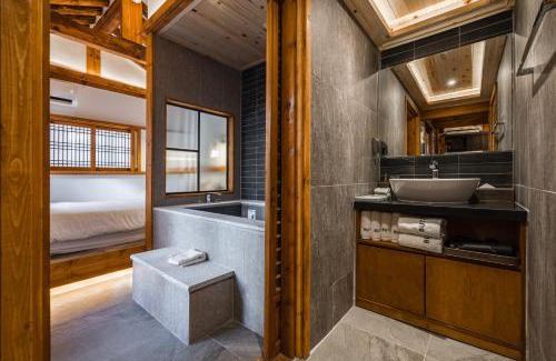 Gahoe-dong Villa | Luxury Hanok Warm Nest Retreat