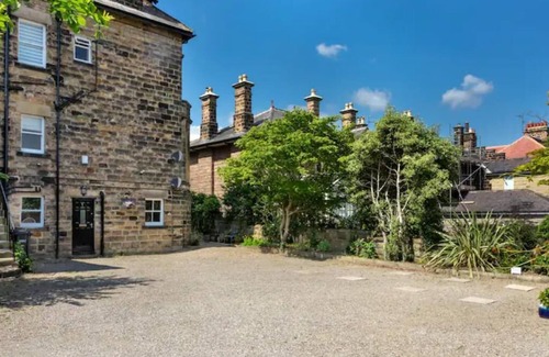 Harrogate House | Luxury Harrogate townhouse apartment with parking