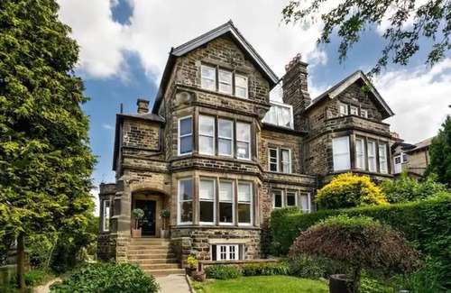 Harrogate House | Luxury Harrogate townhouse apartment with parking