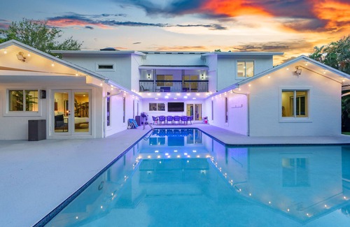 River Oaks Villa | Luxury Heated Huge Pool Gameroom Designer Villa