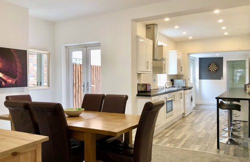 Stafford House | Luxury hi-spec large Victorian townhouse, sleeps 9. Free wifi and feee parking.