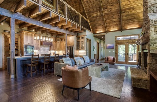 Gatlinburg - Pigeon Forge House | Luxury Hickory Homestead 4 Bedroom Home by RedAwning