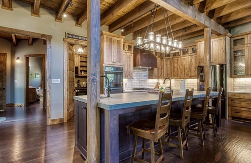 Gatlinburg - Pigeon Forge House | Luxury Hickory Homestead 4 Bedroom Home by RedAwning
