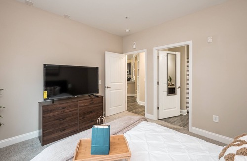 Morrisville Apartment | LUXURY HIDDEN GEM- MINUTES FROM RDU/ UNC /DUKE UNIVERSITY HOSPITAL l POOL
