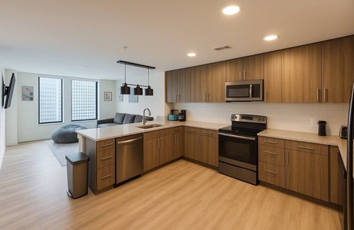 Peachtree Center Apartment | Luxury High-rise 2BR, Pool + Free Parking Near Mercedes Benz stadium