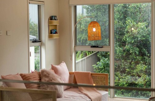 Carindale House | Luxury Hilltop Brand-New 5BD Holiday Home