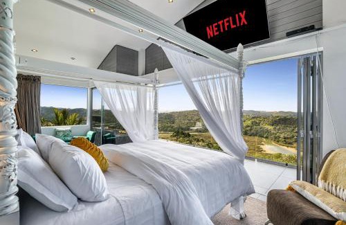 Waiwera Villa | Luxury Hilltop Villa with Breathtaking Views- Perfect for Family Stays & Events