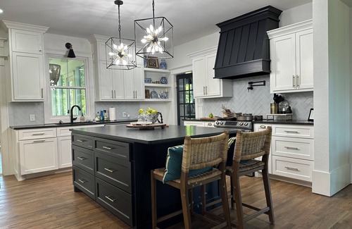 Denison House | Luxury Historic 4-bedroom Manor on 17 acres + AC, Wifi, KING bed, A+ location