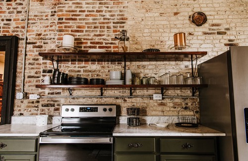 Harrodsburg House | Luxury Historic Downtown - Hot Tub - Sleeps 9 - Bourbon Trail - Modern Amenities