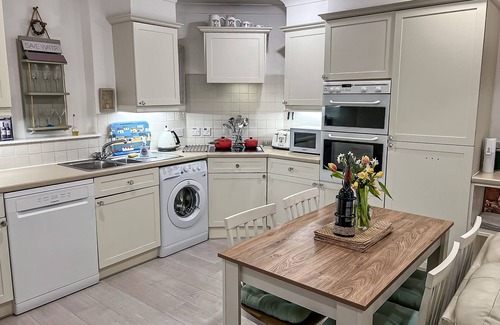 Ivybridge Apartment | Luxury holiday apartment 2 heated pools tennis court lake victorian gardens
