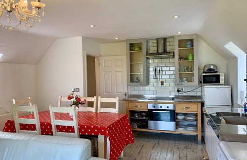 Louth Cottage | Luxury Holiday Home With Pool - Sleeps 19