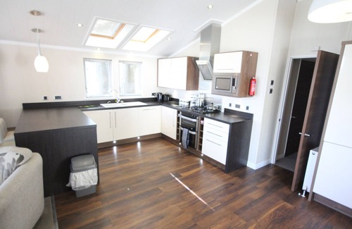 Cowes House | LUXURY HOLIDAY LODGE WITH SEA VIEWS ON PICTURESQUE HOLIDAY PARK