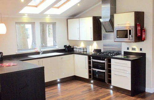 Cowes House | LUXURY HOLIDAY LODGE WITH SEA VIEWS ON PICTURESQUE HOLIDAY PARK