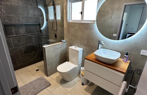 Mallacoota Apartment | Luxury Holiday Unit 8min walk to Town Center with Boat Parking