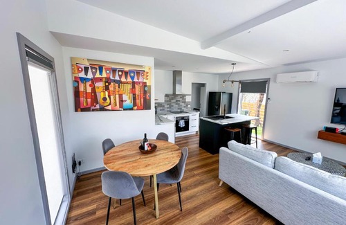 Mallacoota Apartment | Luxury Holiday Unit 8min walk to Town Center with Boat Parking