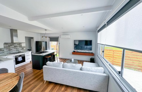 Mallacoota Apartment | Luxury Holiday Unit 8min walk to Town Center with Boat Parking