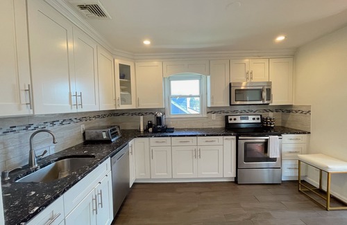 East Meadow House | Luxury home, 15 min beach/5 min Eisenhower Park/Nassau Coliseum/45 min NYC