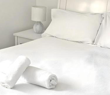 Cusop House | Luxury Home, 3 mins from Alexandra Hospital, Redditch