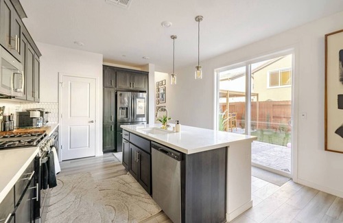 Sacramento House | Luxury Home 4 bed 3 Bath Retreat Family-Friendly