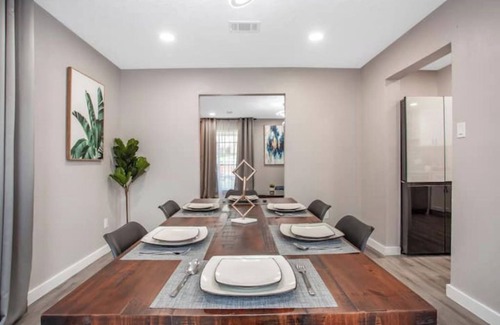 Clodine House | Luxury Home 4 Rooms ~ Pool Table & Poker~ King Bed