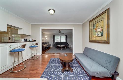 Coliseum Central House | LUXURY HOME 5 BR 3 BA Near Beaches and Venues