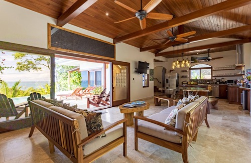 Dominical House | Luxury Home, Amazing Ocean Views! Front Row, Walk to the Beach! Sleeps up to 16