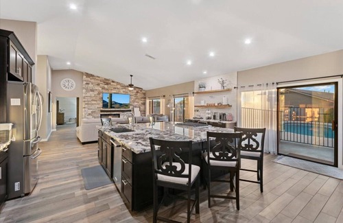Glendale House | Luxury Home, Beautiful Neighborhood, Spacious for Family, with Pool/Spa.