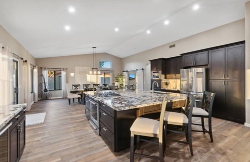 Glendale House | Luxury Home, Beautiful Neighborhood, Spacious for Family, with Pool/Spa.