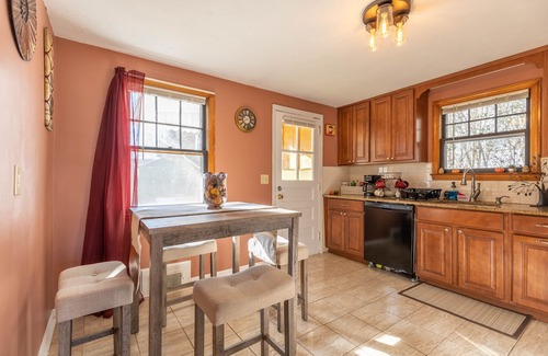 New Britain House | Luxury Home Central to Farmington, Plainville & Downtown New Britain
